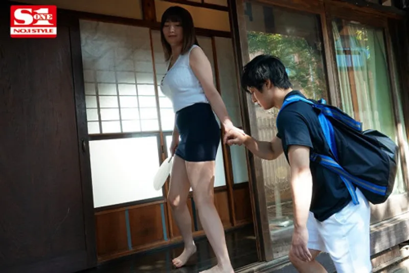 Anh chàng dâm dục buồi khi nhìn trộm em họ vụng trộm với chồng