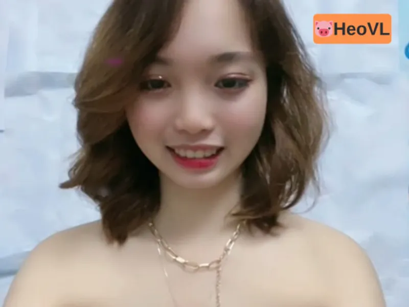 Nữ học sinh cấp 3 quay cận cảnh cái lỗ lồn to hồng hào