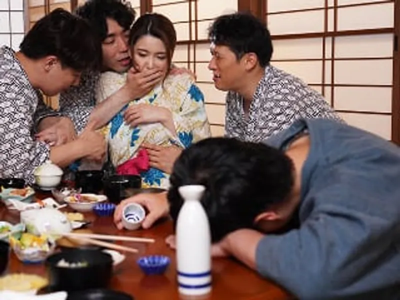 đưa bà xã đi suối nước nóng, người chồng không biết người vợ bị người khác nắc sấp mặt