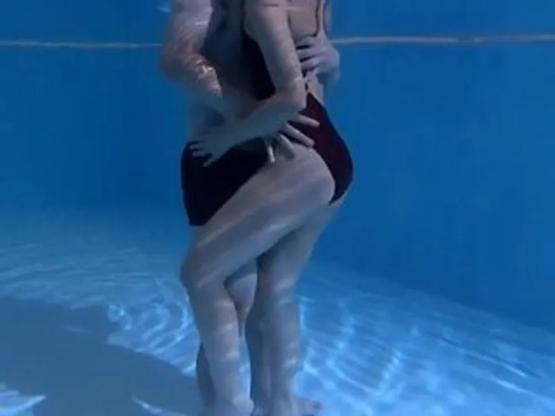 Người chồng lạnh nhạt, cô vợ lén lút với hlv dạy bơi