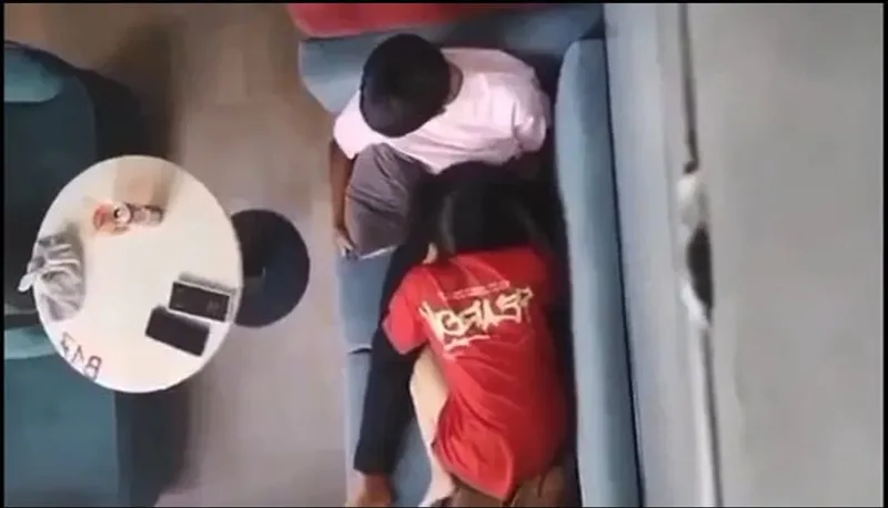 Quay lén em ghệ mút liếm cho người tình nơi công cộng