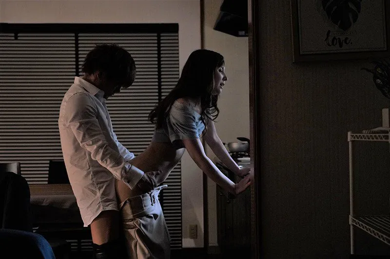 Cấp trên đi bàn việc làm ăn, cậu nhân viên đến nhà địt cô vợ ông ấy