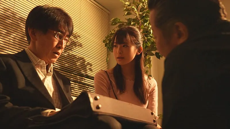 Anh xã vay nợ anh em xã đoàn, cô vợ phải bán thân để trả nợ