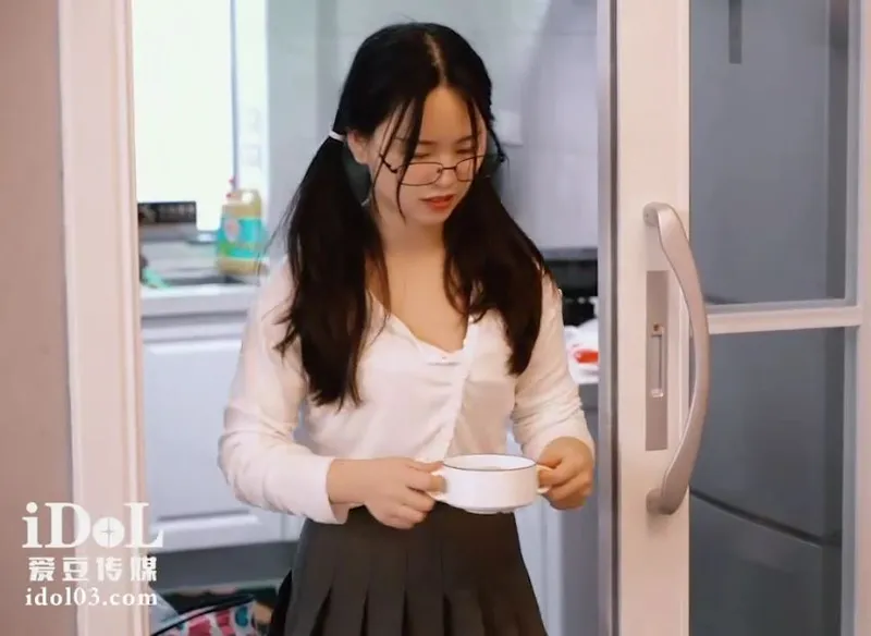 Cô gái nhỏ về quê ăn tết bị bố dượng quan hệ vì càng lớn càng ngon