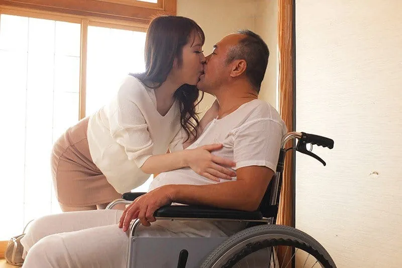 Vợ sắp cưới của con trai hiếu thảo chăm sóc bố anh xã tàn tật