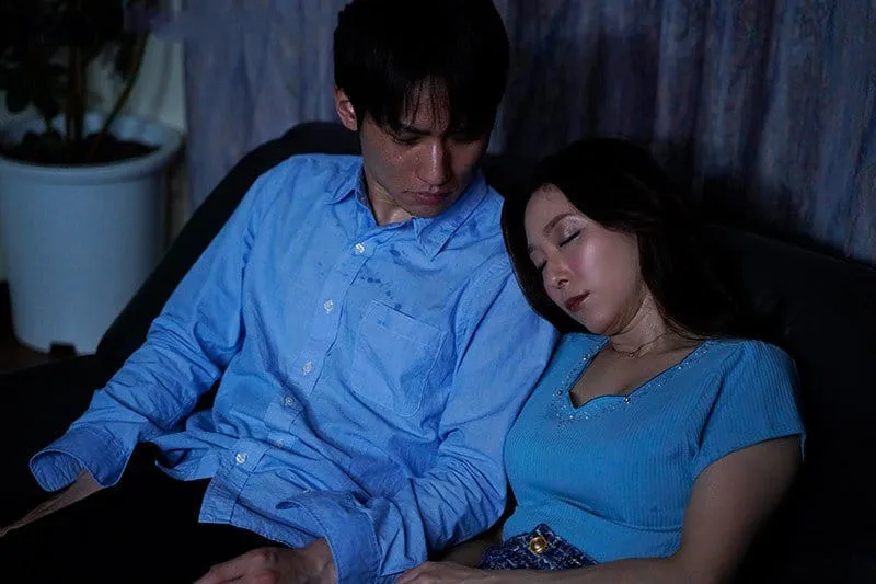 Một mình với chị người vợ khi bổng dưng bị cúp điện