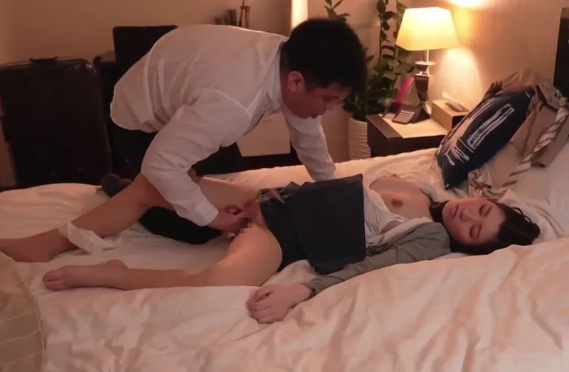 Biết em thư ký sắp kết hôn, quản lý chuốc thuốc mê trả bài cô nàng cả đêm trong chuyến công tác