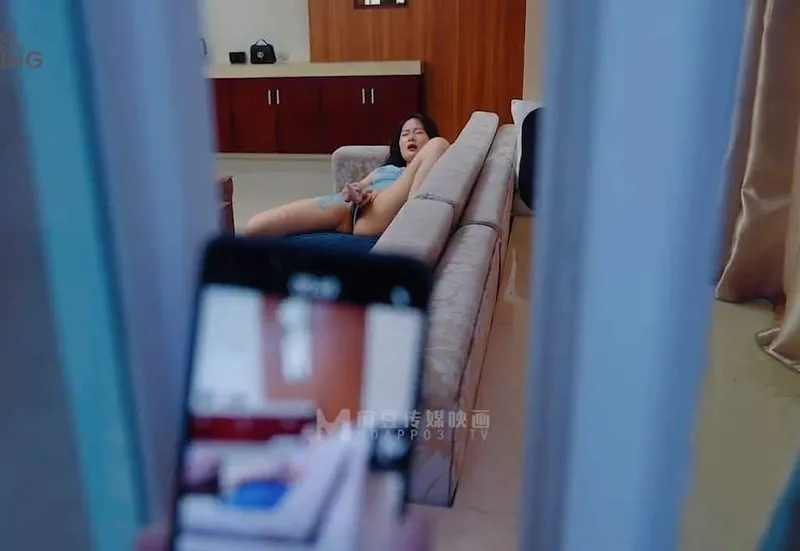 đột nhập địt em nhà sát bên đang thủ dâm