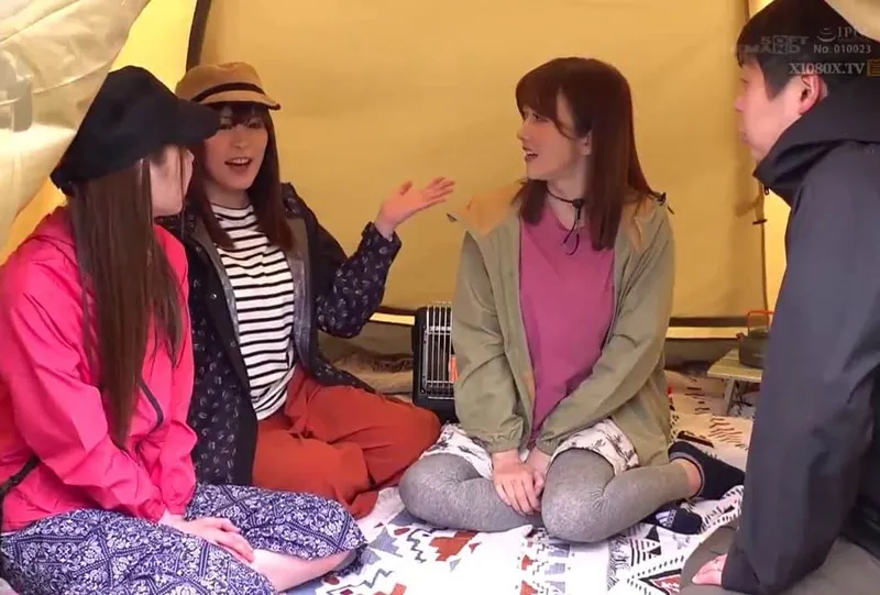 Chuyện lạ đời, người chồng thay cô vợ đi cắm trại với mấy cô bạn của cô vợ ở khu phố…