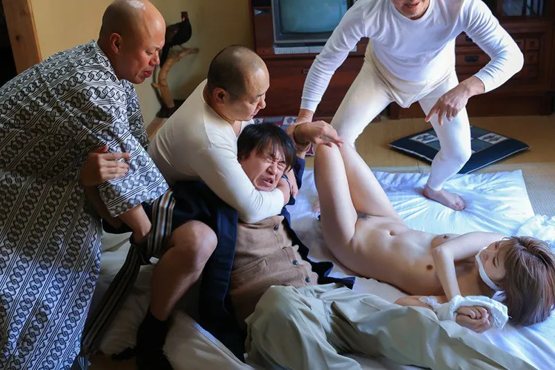 Gã chồng nhìn vợ yêu bị những tên tù vượt ngục cưỡng hiếp