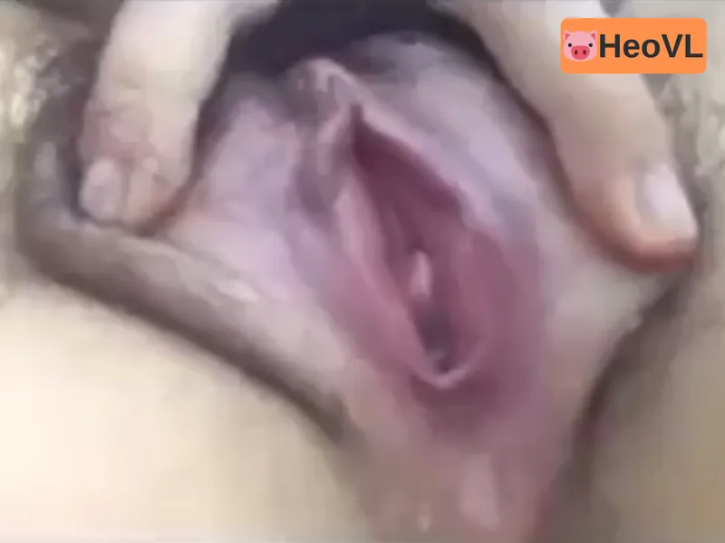 Con ghệ show cận cảnh bím đang thở